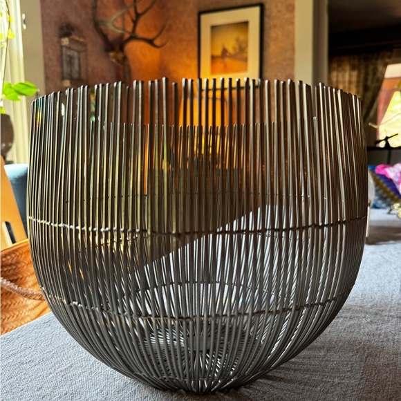 Large Heavy silver woven wire basket plant holder Crate & Barrel - Picture 4 of 4